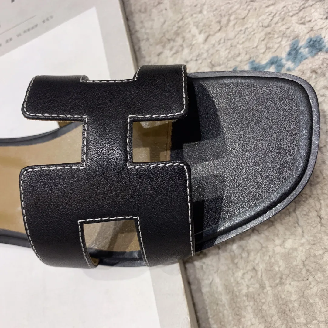 👟👟Ex-factory price 440👟👟 Hermes Hermes H slippers Oasis sandals series——————————Fashionable and versatile Super comfortable Every detail is made to the extreme Original swift calfskin Original 1:1 exclusive private mold upper/original leather outsole ▪️Packaging: Each pair of shoes comes with packaging ▪️SIZE: 35~42 (.40.41.42 customization is non-refundable and non-exchangeable)
